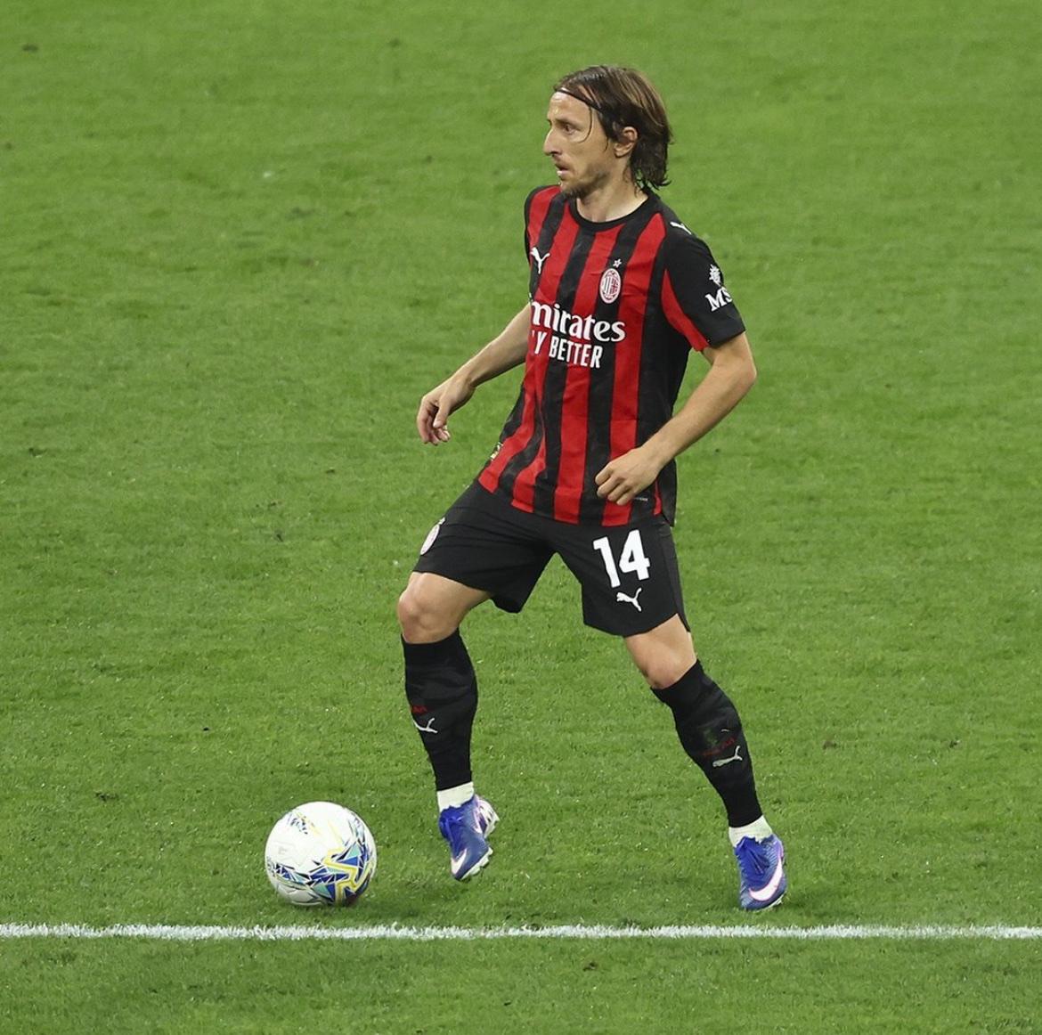 还有四轮，痛失“魔笛”！
我的主队 AC米兰 
在与尤文的比赛里，莫德里奇在一次