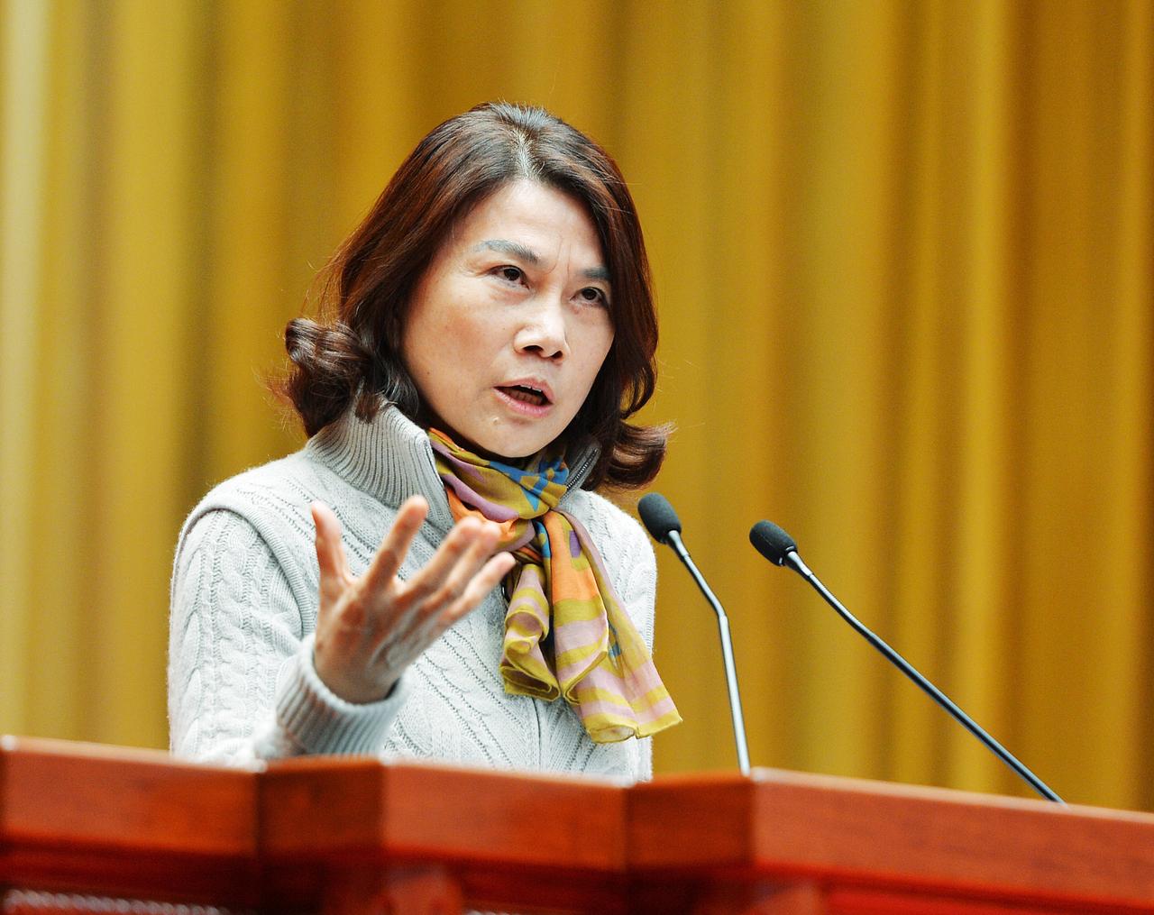 我给大家翻译下董明珠原话：“如果用铝管的话，确实要便宜很多，我们也是很纠结，为了