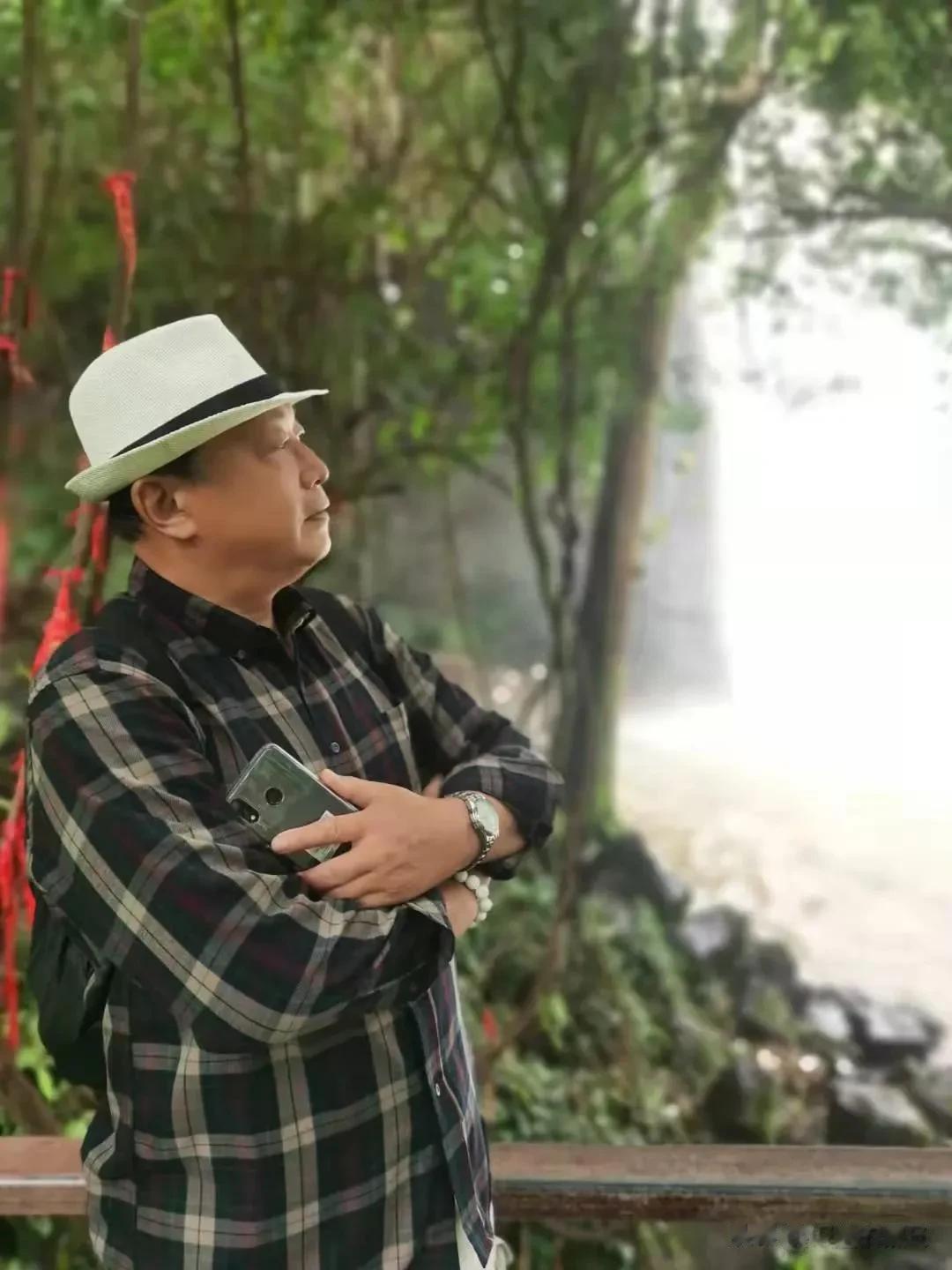 此生有缘，我们风雨不散。珍惜本不富裕的时间，尽情去享受每一天。
愿我们笑口常开，