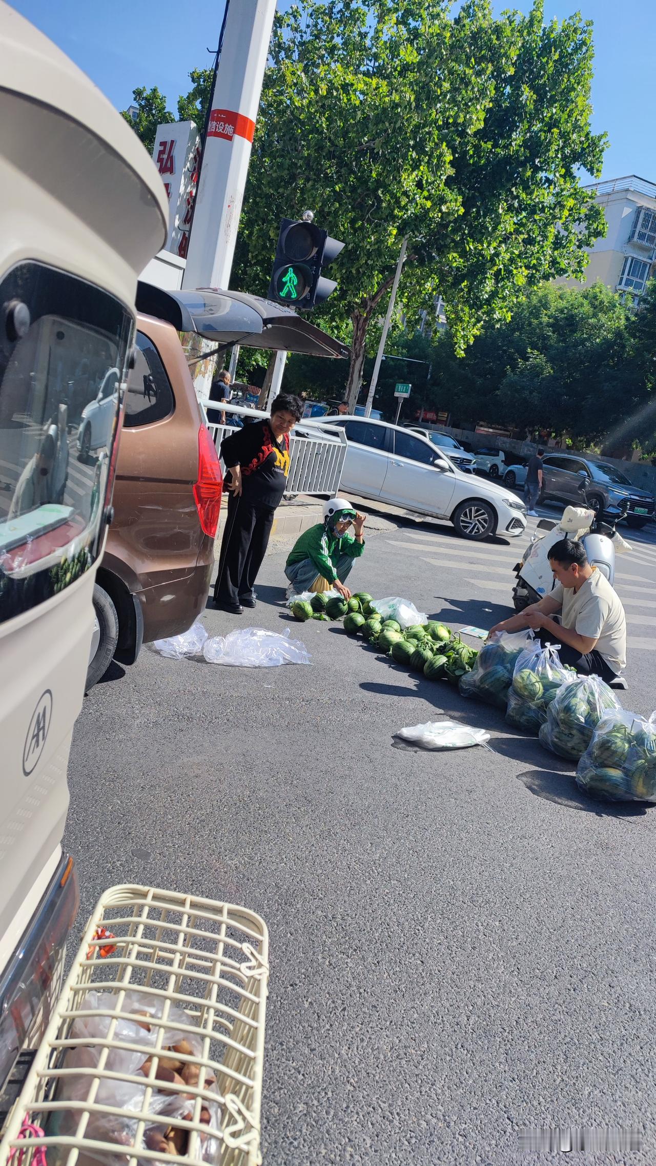因为他们说他们的瓜是小吊瓜，大家看一看小吊瓜会有这种黄色的印记吗？