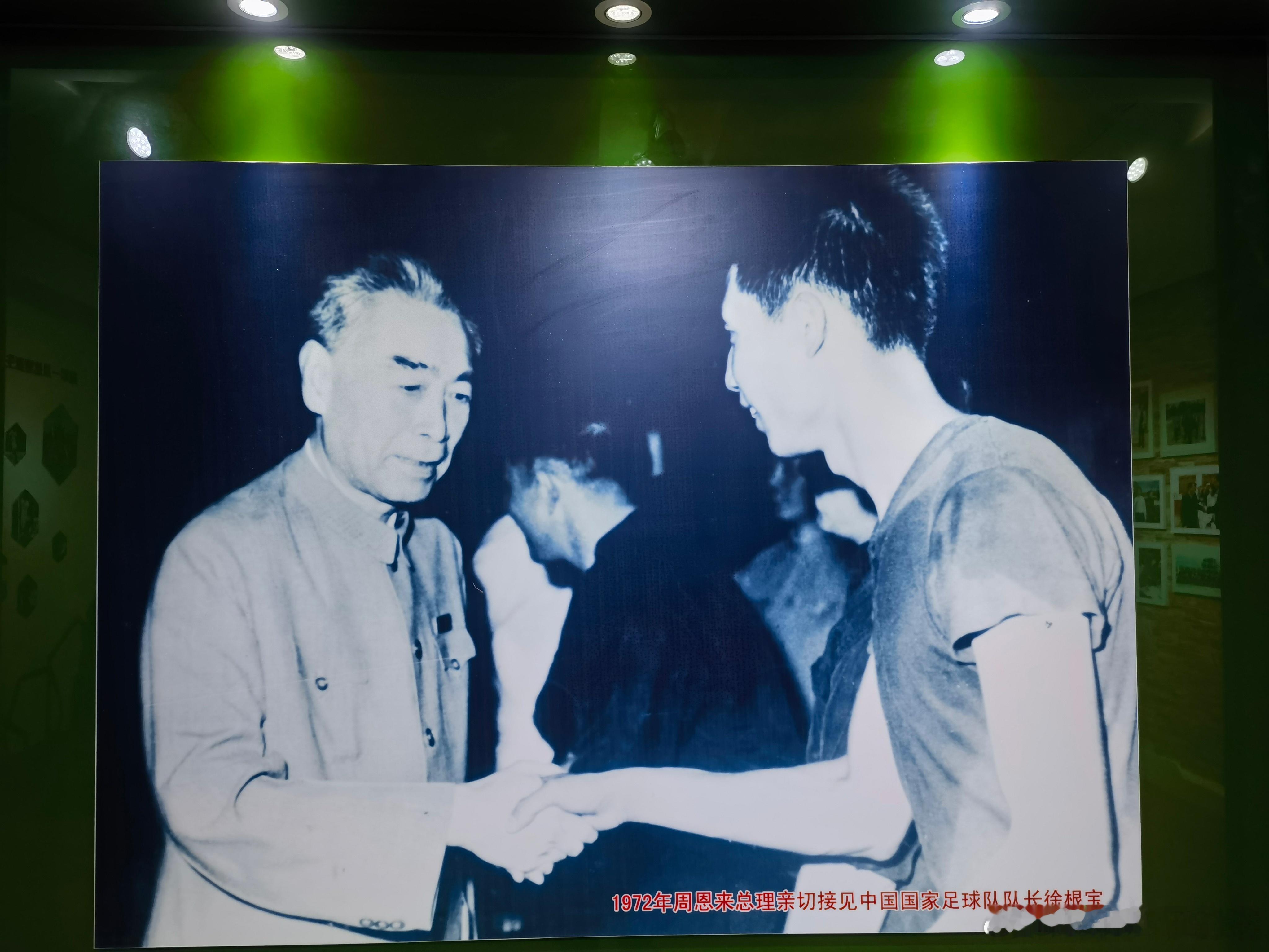 很久没去根宝基地吃馄饨了，再次参观了基地陈列荣誉馆，在这个人人都有麦克风的时代，