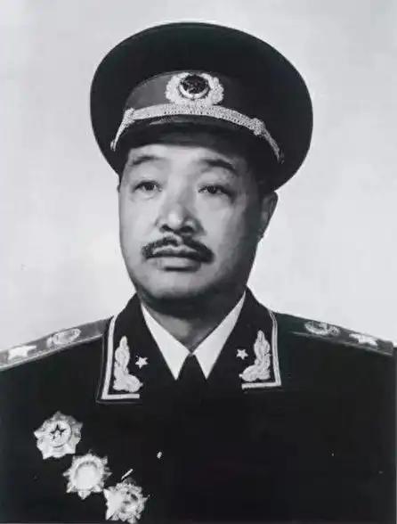 贺龙：“军队是党的军队，不是个人的。我带的军队，别人也能带。军队要听党指挥！”