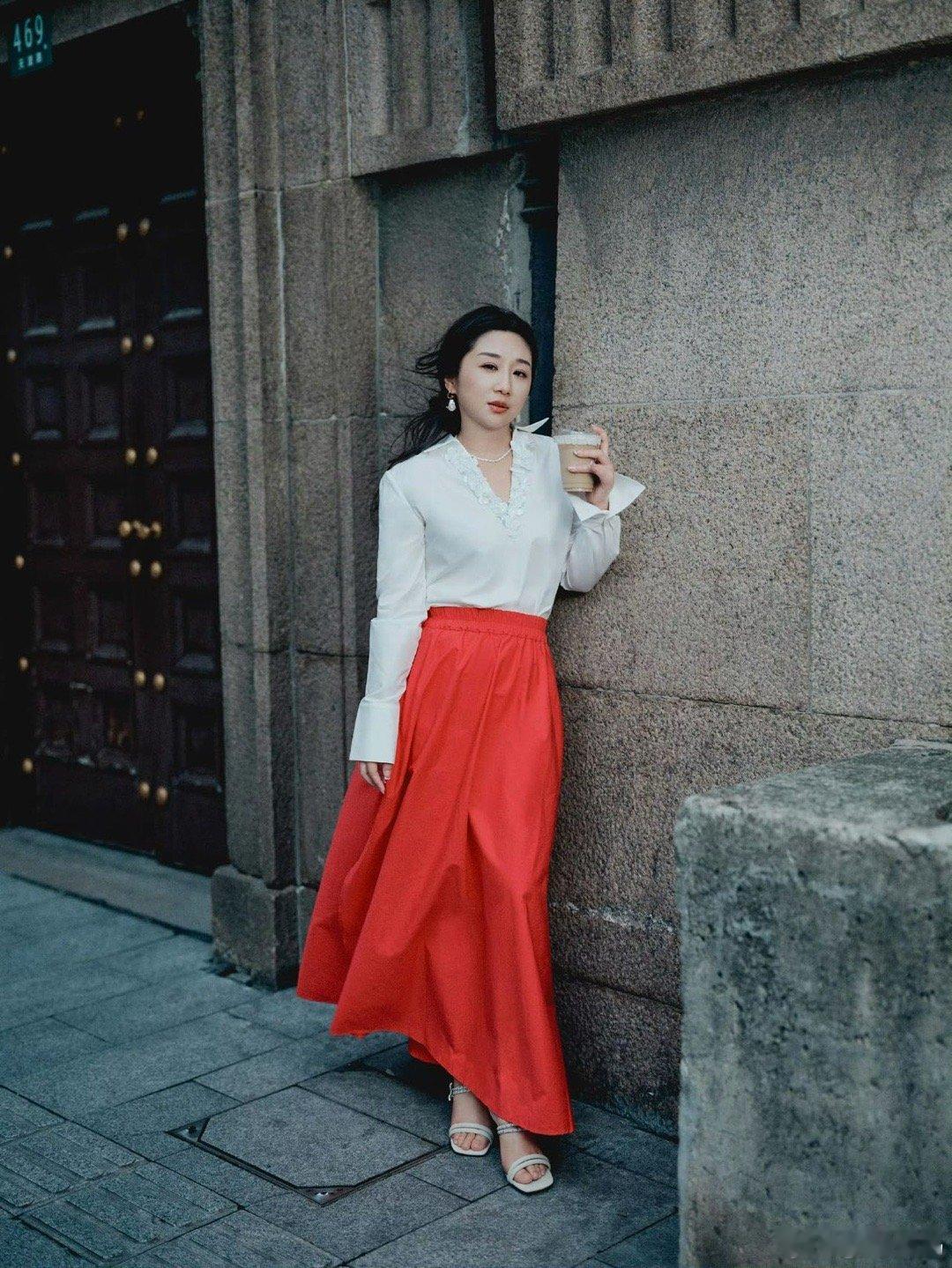 傅首尔妈系变姐系 浅灰西装外套配同色系长裤，利落中带着柔和，从“妈系”到姐系的转
