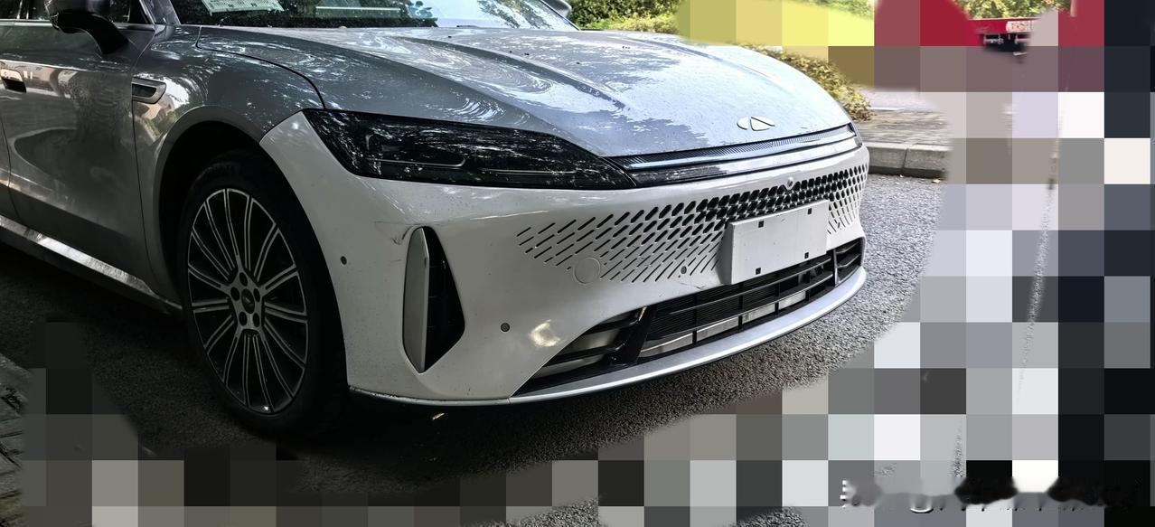 有网友拍到了一张风云A9L测试车的照片，奇怪的是，这辆车高度还原了风云A9概念车