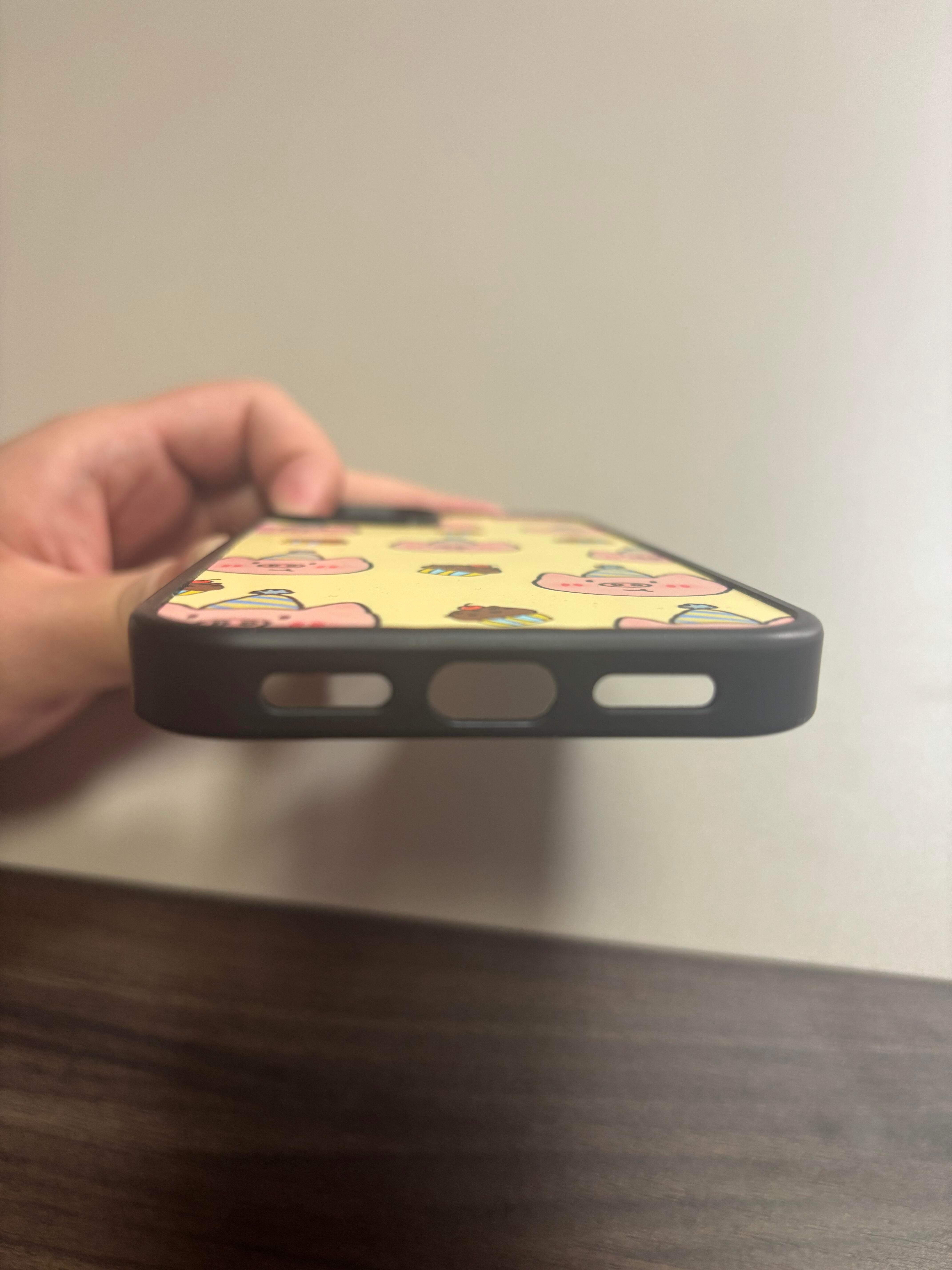 这iPhone 15的手机壳，扬声器部分设计了五个洞，这种设计看着孔洞之间的距离