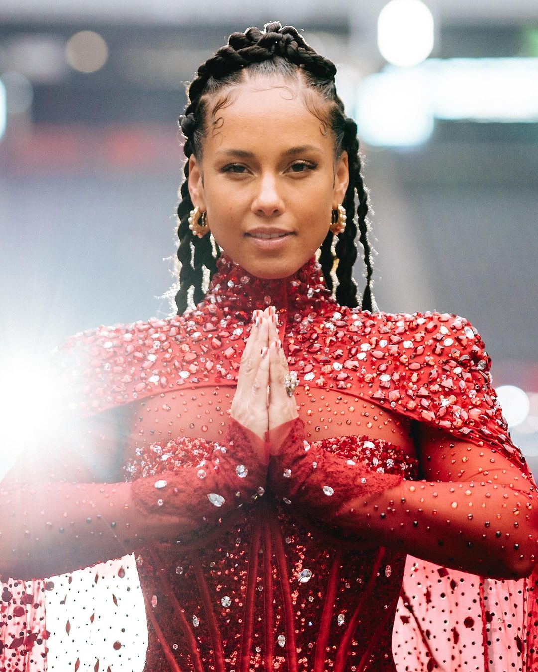 Alicia Keys 亮相#美国春晚#超级碗中场秀表演，礼服来自杜嘉·班纳特别