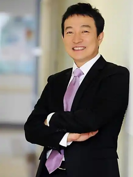 李在龙酒驾被抓 据韩媒，演员李在龙在首尔地铁9号线三星中央站附近驾车撞到了中央隔