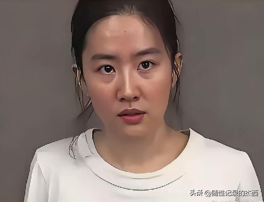 神仙姐姐也老了，整张脸明显发福，脸上还有明显的皱纹，眼袋深，皮肤黯淡无光泽，和往