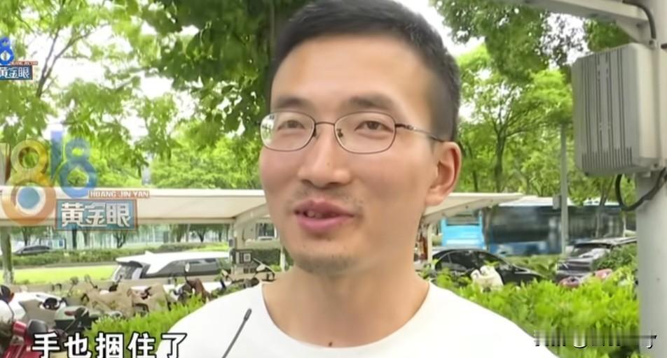 男子：哎，就是吐个口水让你舔他脚，就是这种。还有抽鞭子干嘛的。
记者：那你当时没