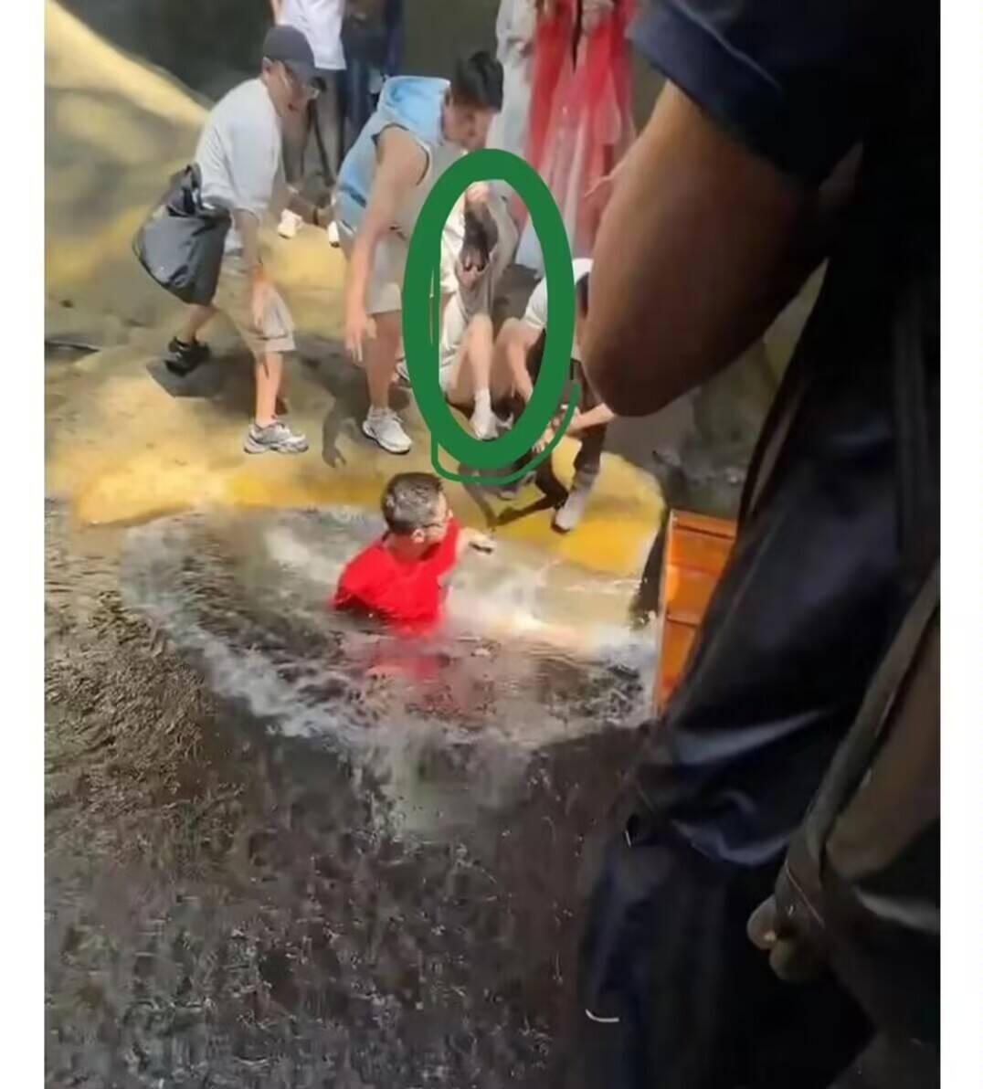 张继科近日在福建福安白云山九龙洞不慎落水
赢家不是该景区，反而是张继科他自己！