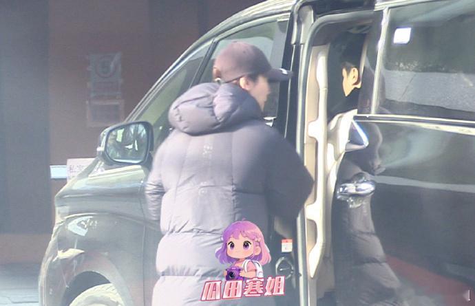 吴京谢楠给儿子报武术班 有八卦媒体拍到谢楠陪儿子吴滺上武术学习班，“吴所谓”背着