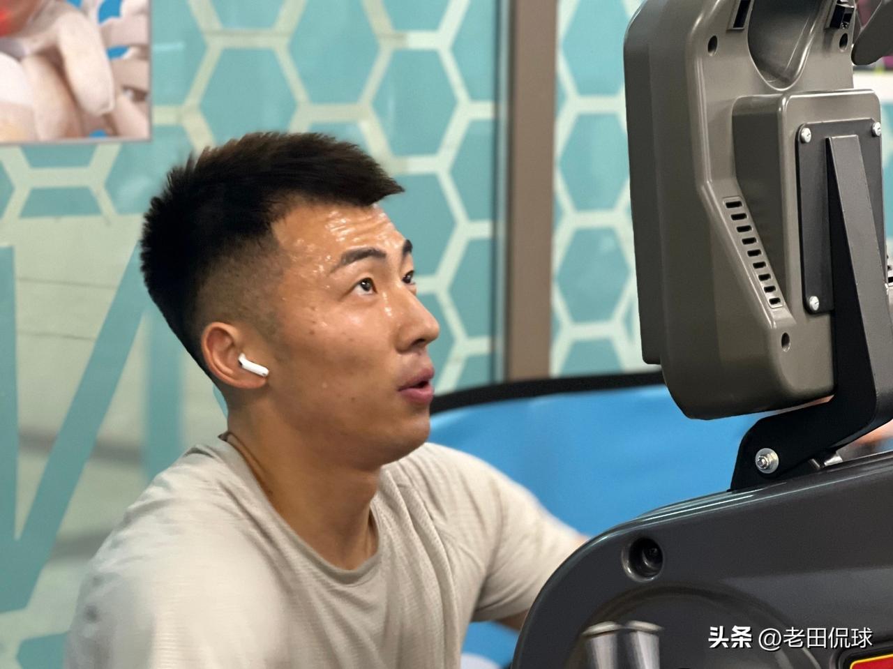 何宇鹏在健身房康复训练…热身赛受伤的何宇鹏目前正在健身房进行康复训练，这两个赛季