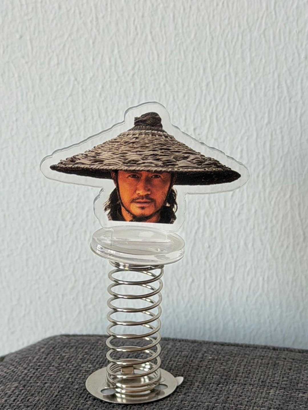 吴京知道镖人的周边长这样吗 吴京知道镖人的周边长这样吗？从抽纸巾到扇子到旋转兵器