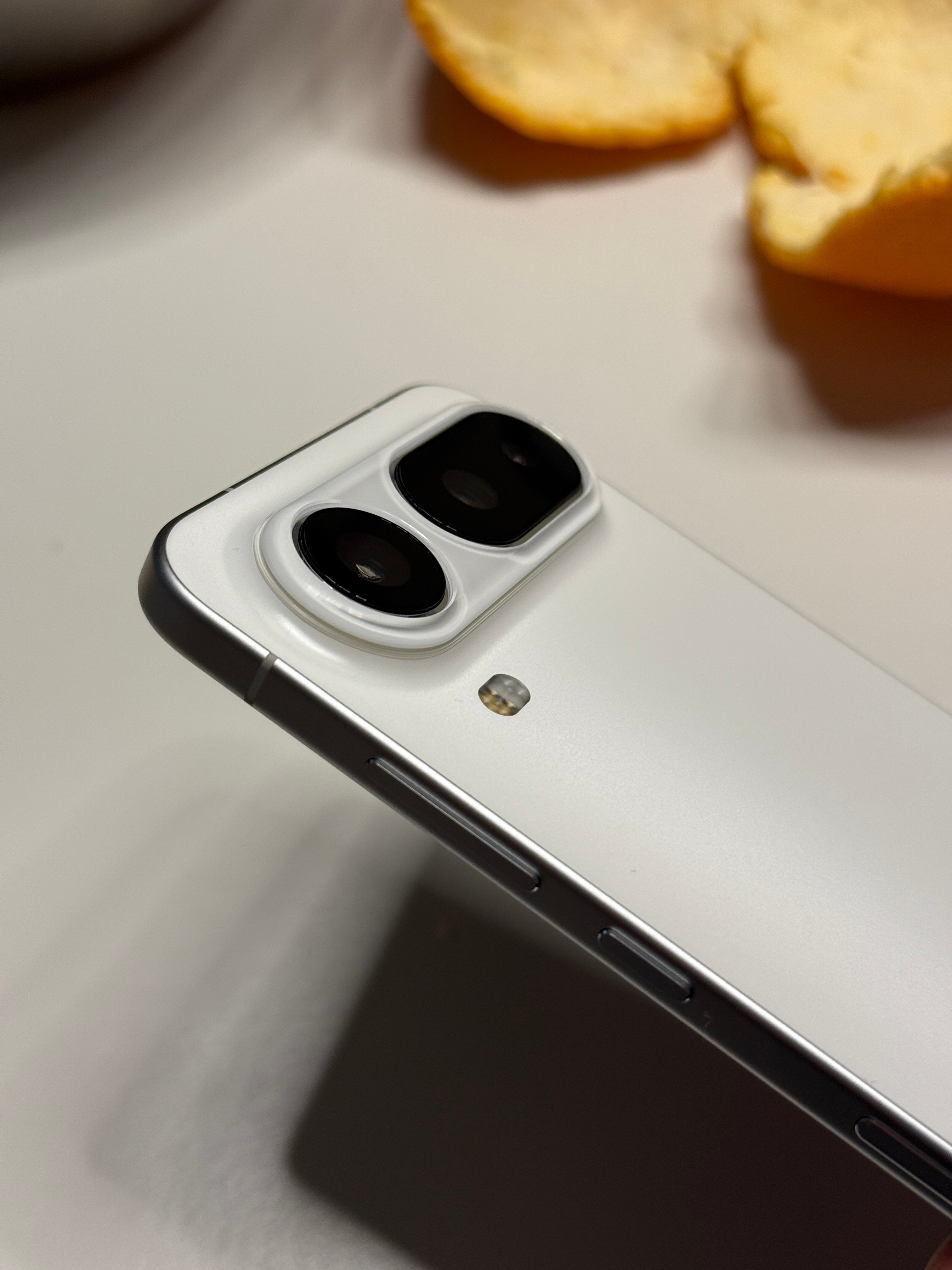 荣耀 Magic8 Pro Air 的平嵌镜盖最终样品已确认，准备量产，先做一批