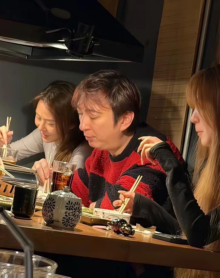 王思聪真幸福，旁边女孩子都非常漂亮