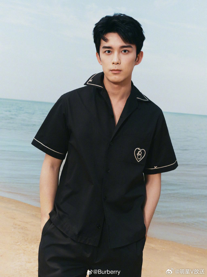 吴磊Burberry风衣大片 吴磊全新大片释出，以极简黑白，诠释永恒风尚。当少年
