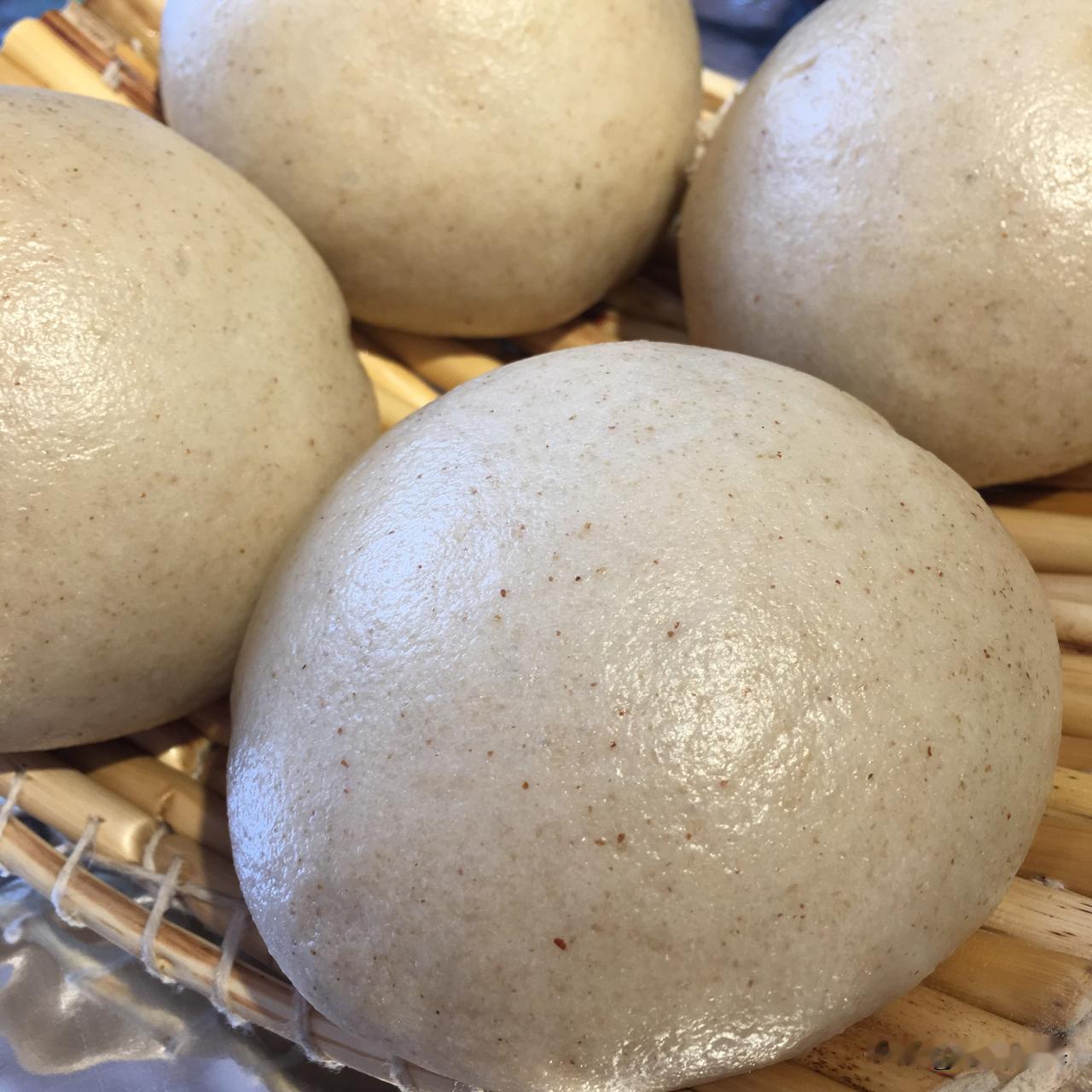 做全麦馒头，需要配料，需要揉面，需要火候。