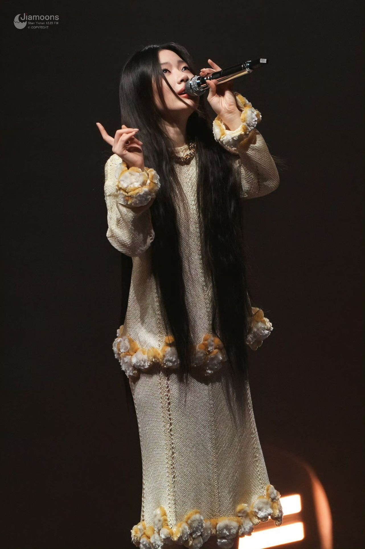 单依纯明媚的开着小花 蛋岛look上新，一袭嫩黄色套裙，衣摆边围绕一圈小黄花，衬