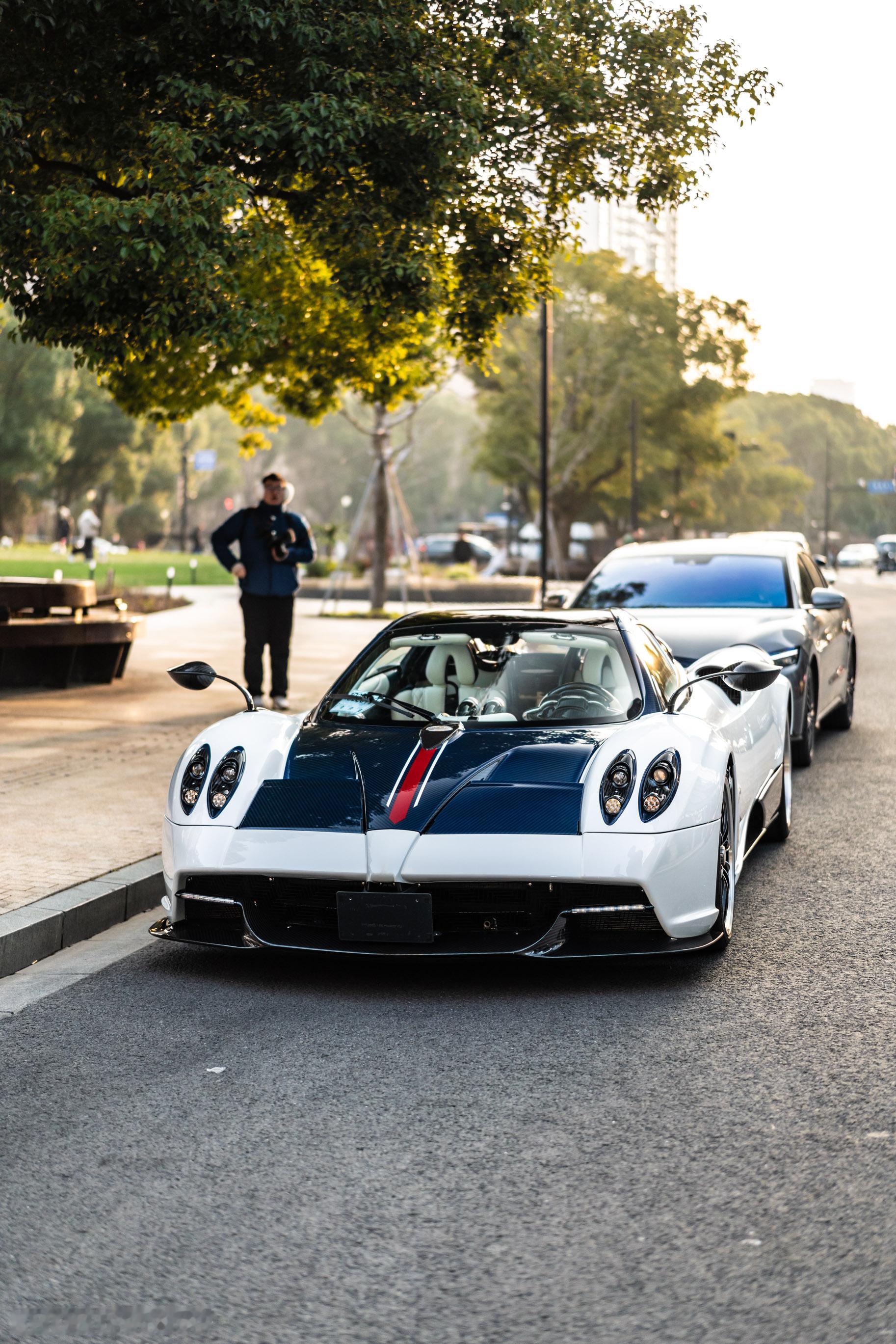 新天地湖滨路，顶级大佬无名龙的huayra roadster[哆啦A梦害怕]车主