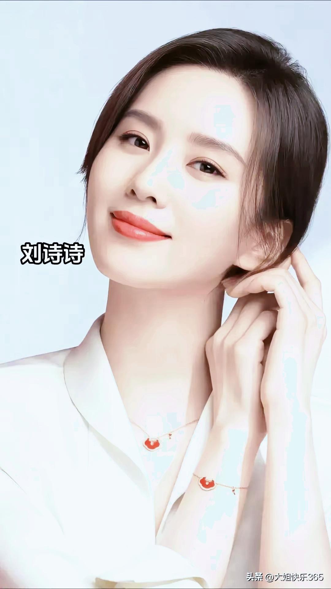 温柔甜美的刘诗诗，白色衬衫搭配红色项链，清新脱俗。