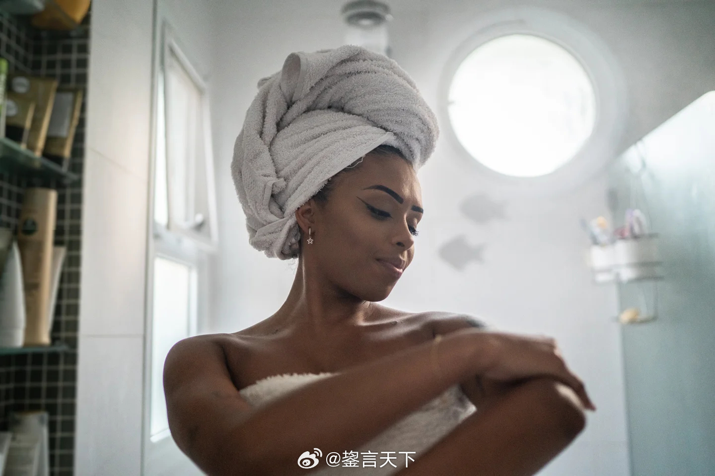 洗澡时只用双手搓洗身体是否足够干净？ 这篇报道探讨了一个常见但争议不断的问题：洗