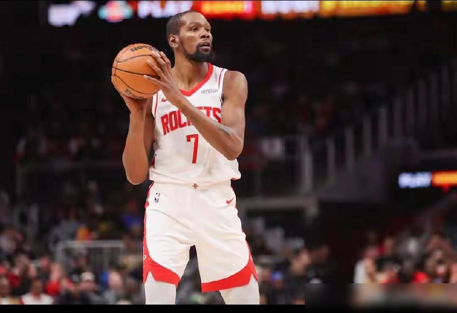 乌度卡的战术板扒下来一看，就三个字：给阿杜。四个人站着看他一个人被湖人活活掐死。