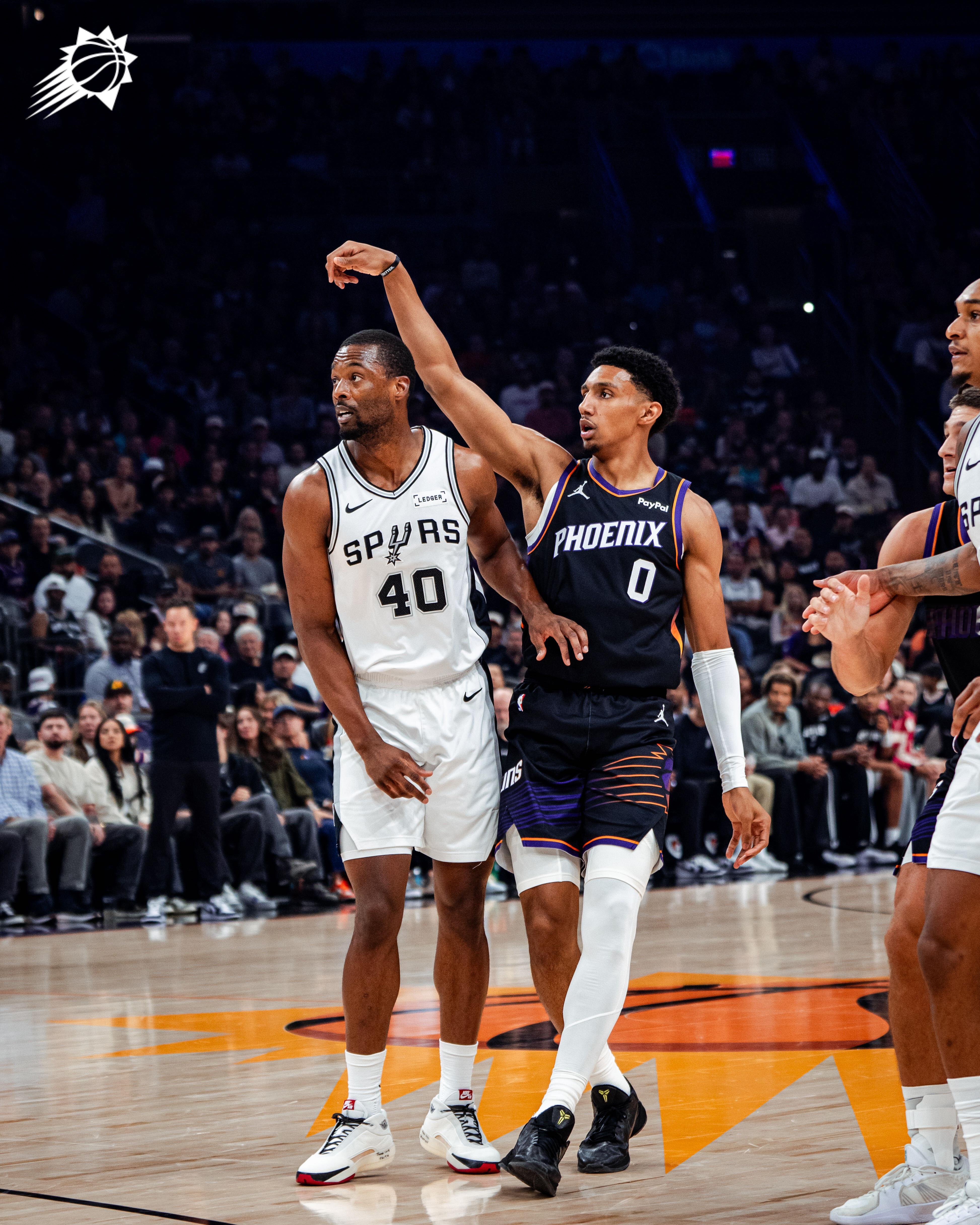 助攻王来了！布克连续突分，底线邓恩、科林接球三分命中！场上下起了我们的三分雨！?