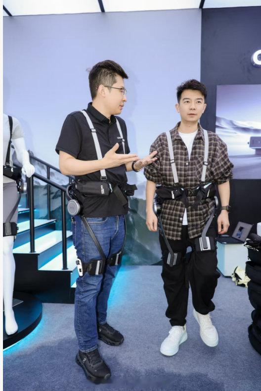 昨天在南京奥体看“苏超”南京 vs 常州，本来是冲比赛去的，结果被酷态科这波跨界