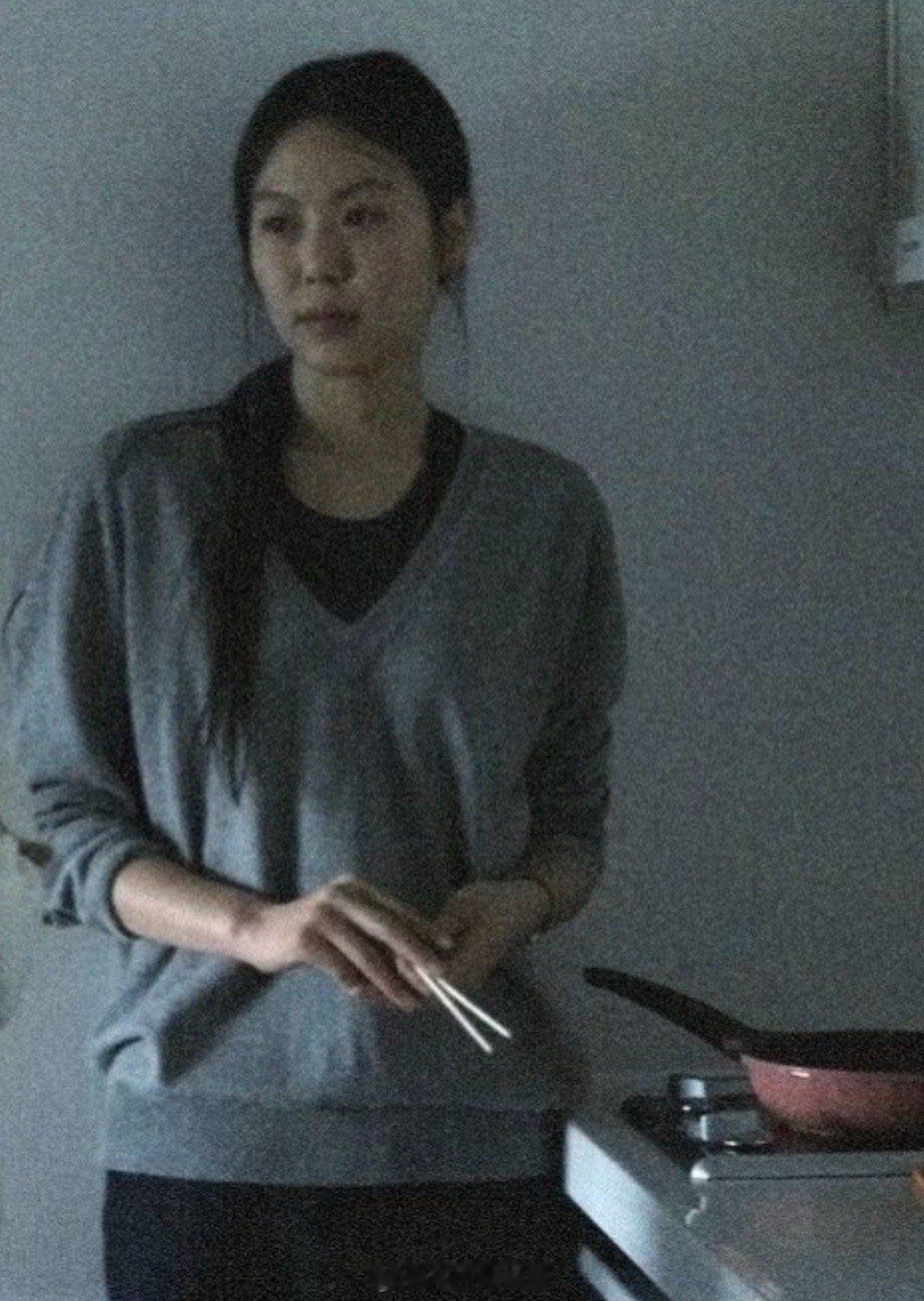 美人图鉴|一组金敏喜 独自在夜晚的海边 ​​​