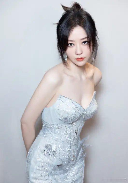 估计冯柯的脸都黑了！他实在想不明白！离婚后的张靓颖不仅展现出了性感，而且还越来越