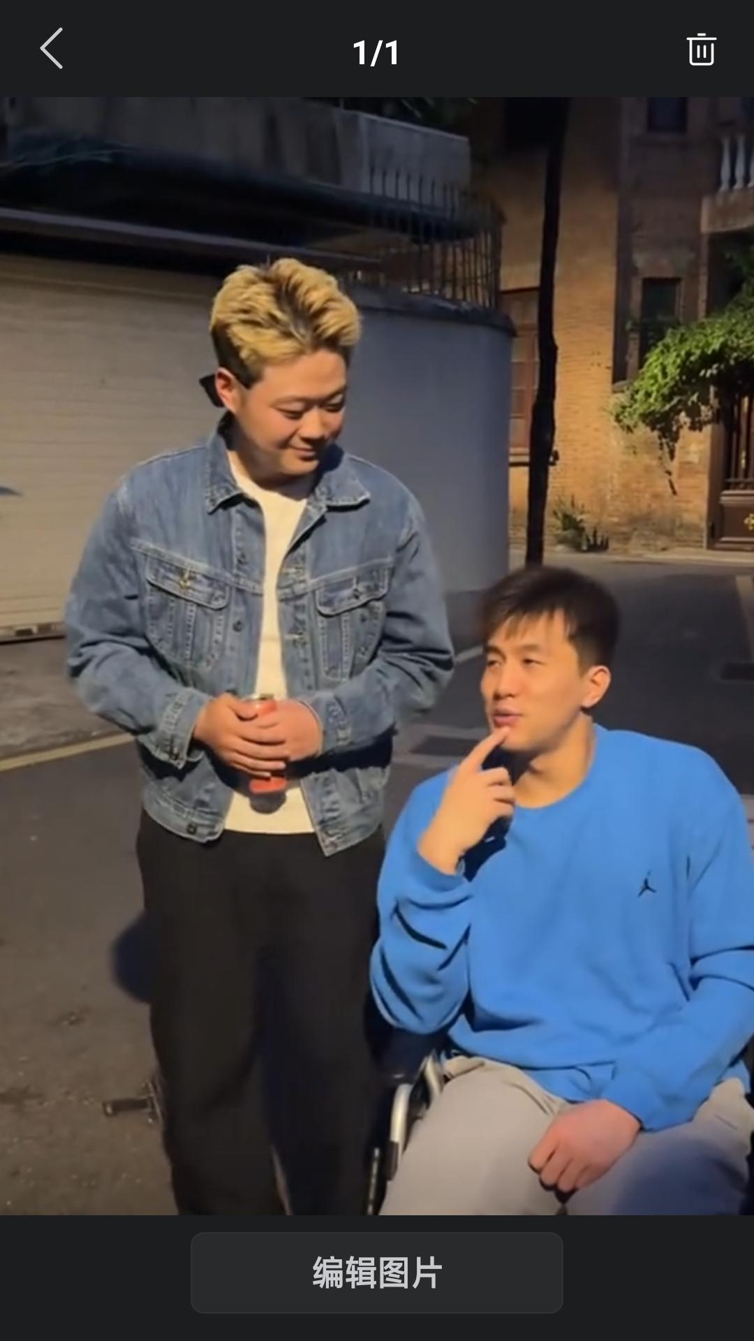 【坐在轮椅上也不忘让朋友给介绍对象，郭艾伦太有才啦！】昨天好友去广州看望康复中的