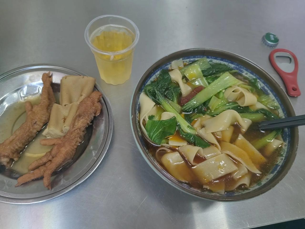 有时候一碗面能够治愈一天的坏情绪，今天来利辛投标一个厂房项目，但是那个场面让你瞠