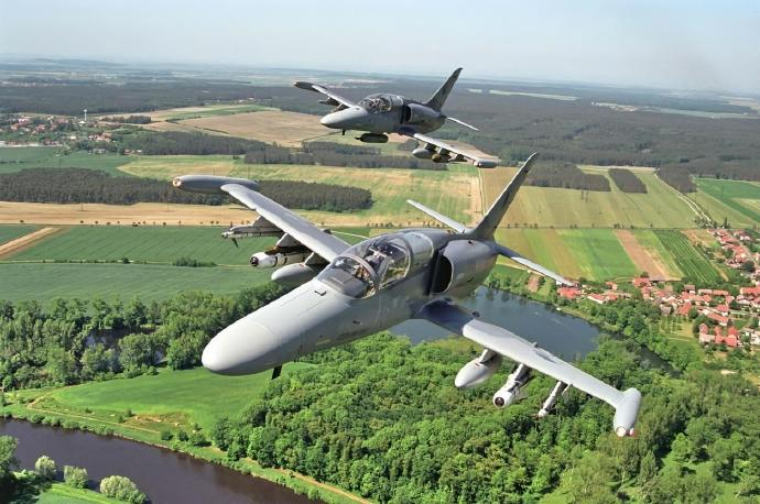 每天认识一件兵器 捷克L-159 ALCA教练/攻击机机身长度：12.13米机身