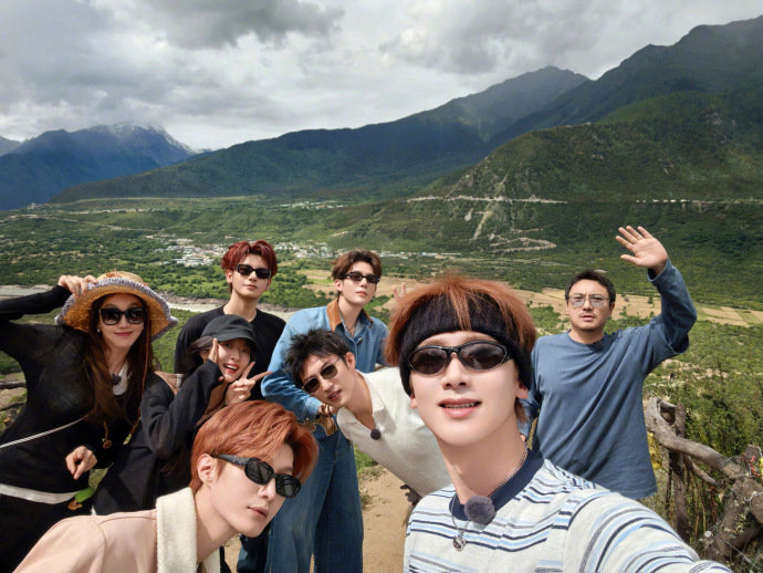 白敬亭晒现在就出发合照白敬亭现发合照  白敬亭晒现在就出发合照，谁懂白敬亭现发合