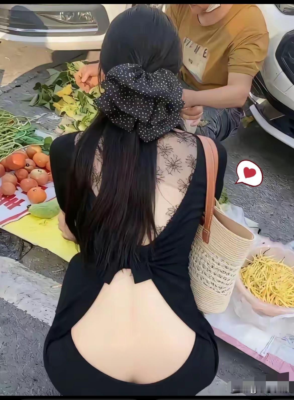 在菜市场撞见一“反差感”小姐姐，
露背黑裙配波点发圈，
一边是摆满蔬果的烟火摊，