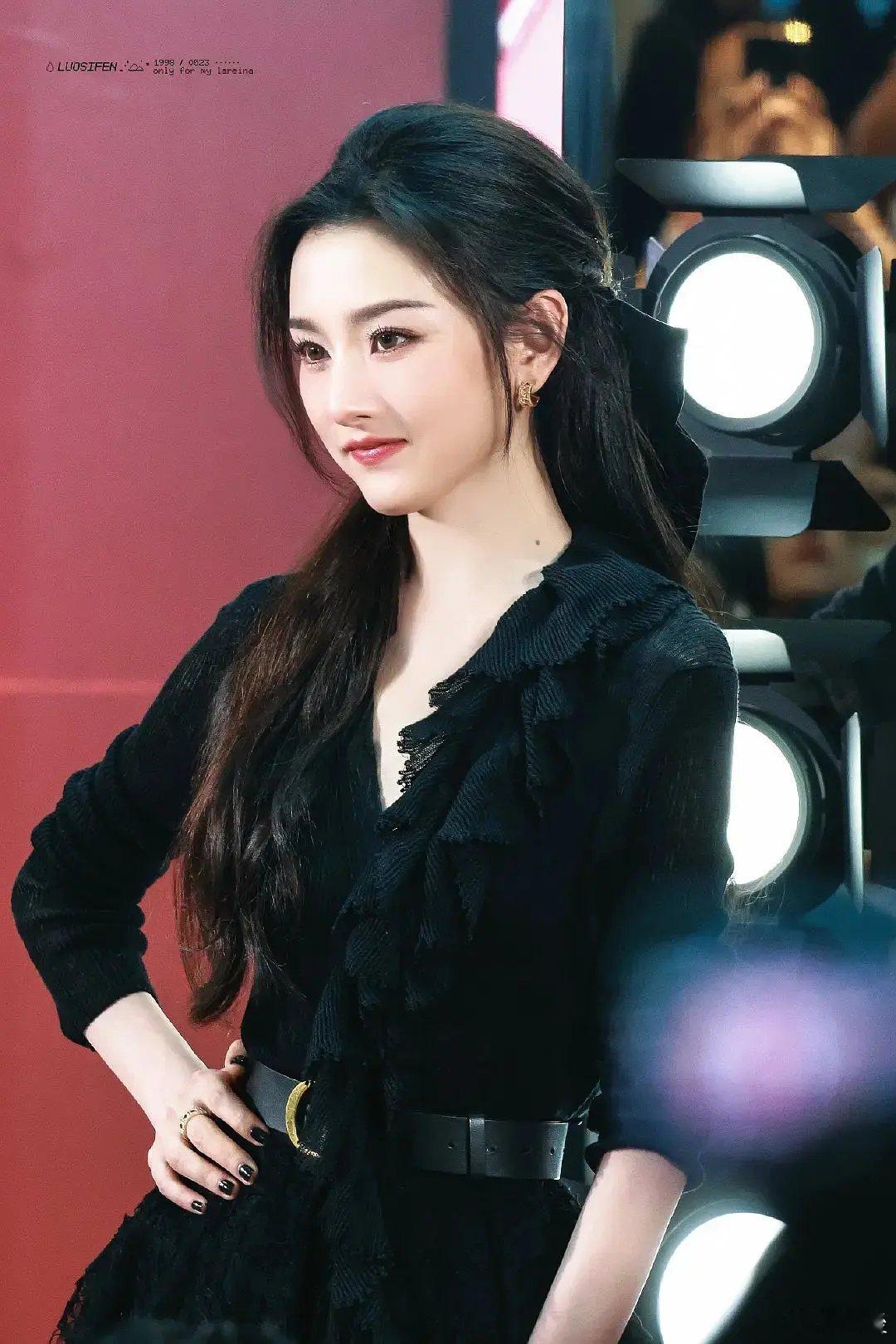 宋祖儿这身衣服基础，脸就不基础 ​​​