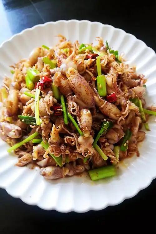 今天清明小长假的第二天做几个小菜和家里人喝一杯，好像和清明好配啊[呲牙]