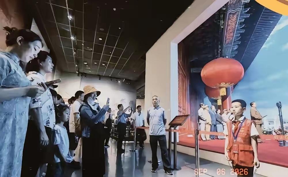 双脚同时踩向韶山，某些人的脸，被踩碎了。
没有红头文件，没有强制调度，全是老百姓