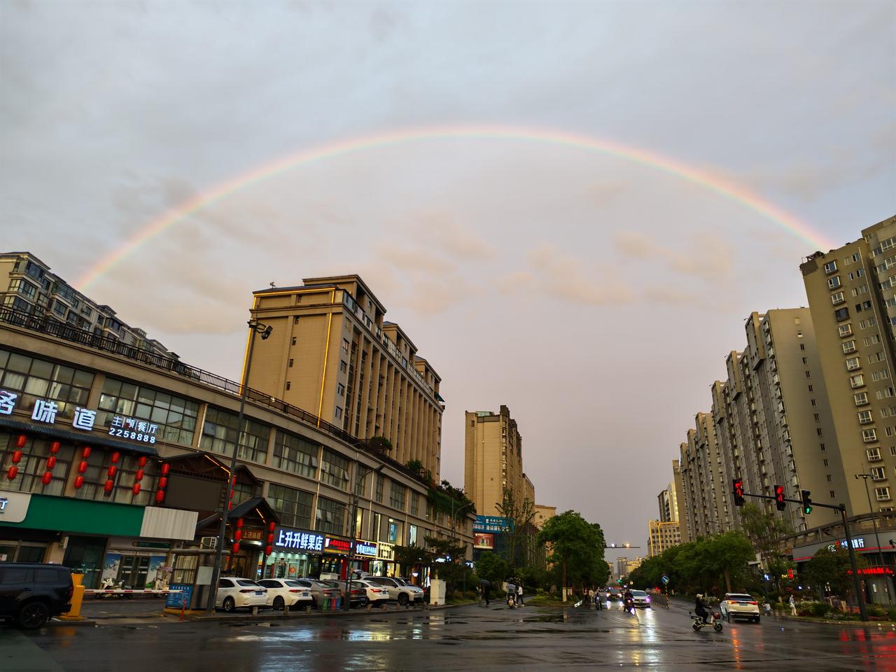 昨天，以神奇的速度，在商洛市上空架起了一座圆拱形彩桥。这座彩桥是利用高科技，采用