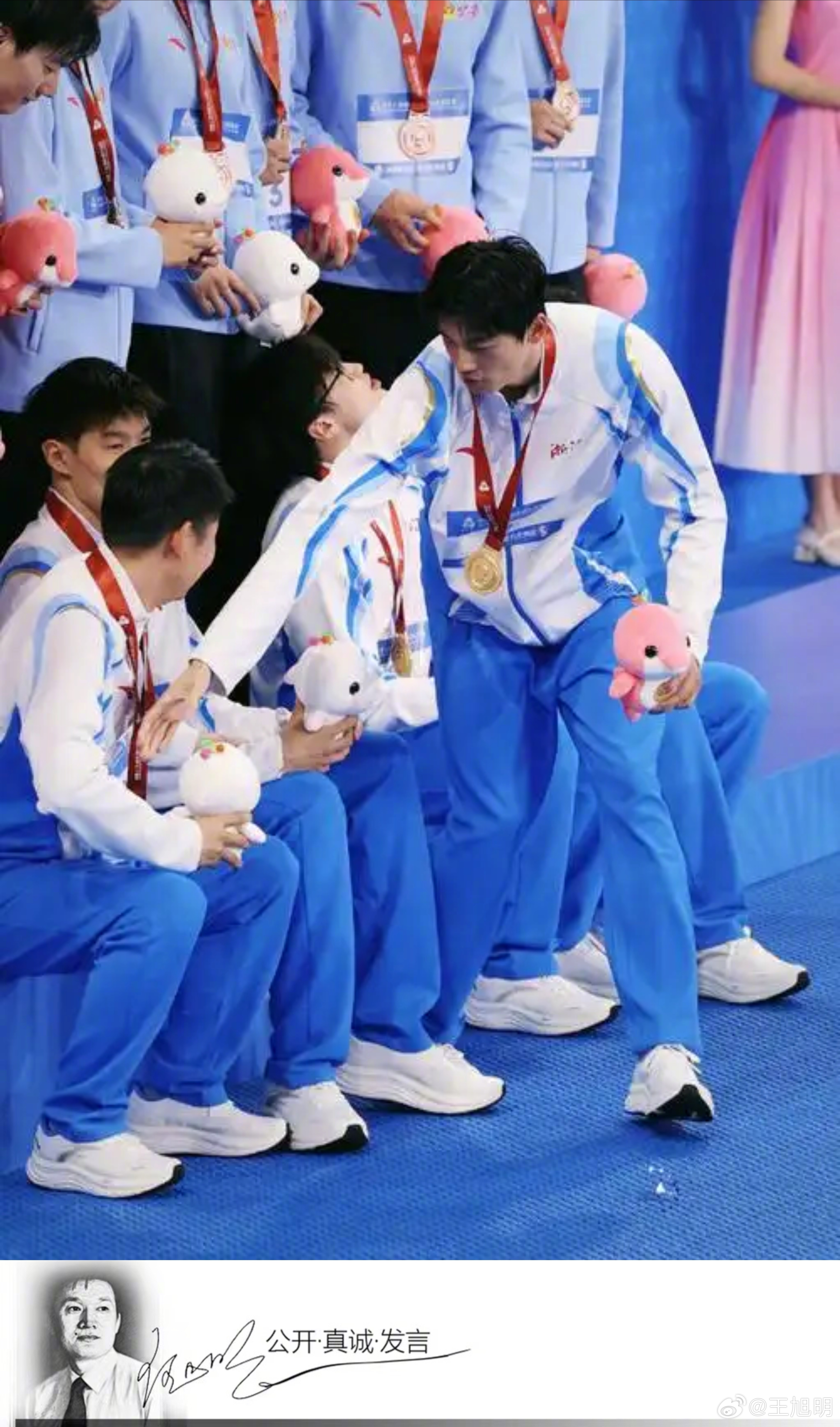 游泳运动员汪顺在全运会中的三个细节：1、本来坐在C位准备合影时，发现教练坐在最边