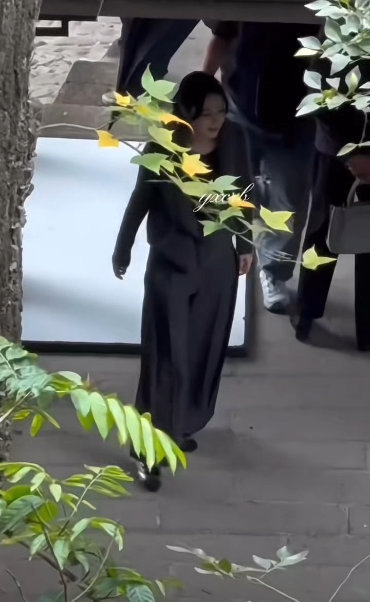 存一个我没见过的卫蓝路透你的骑手正在追迪丽热巴