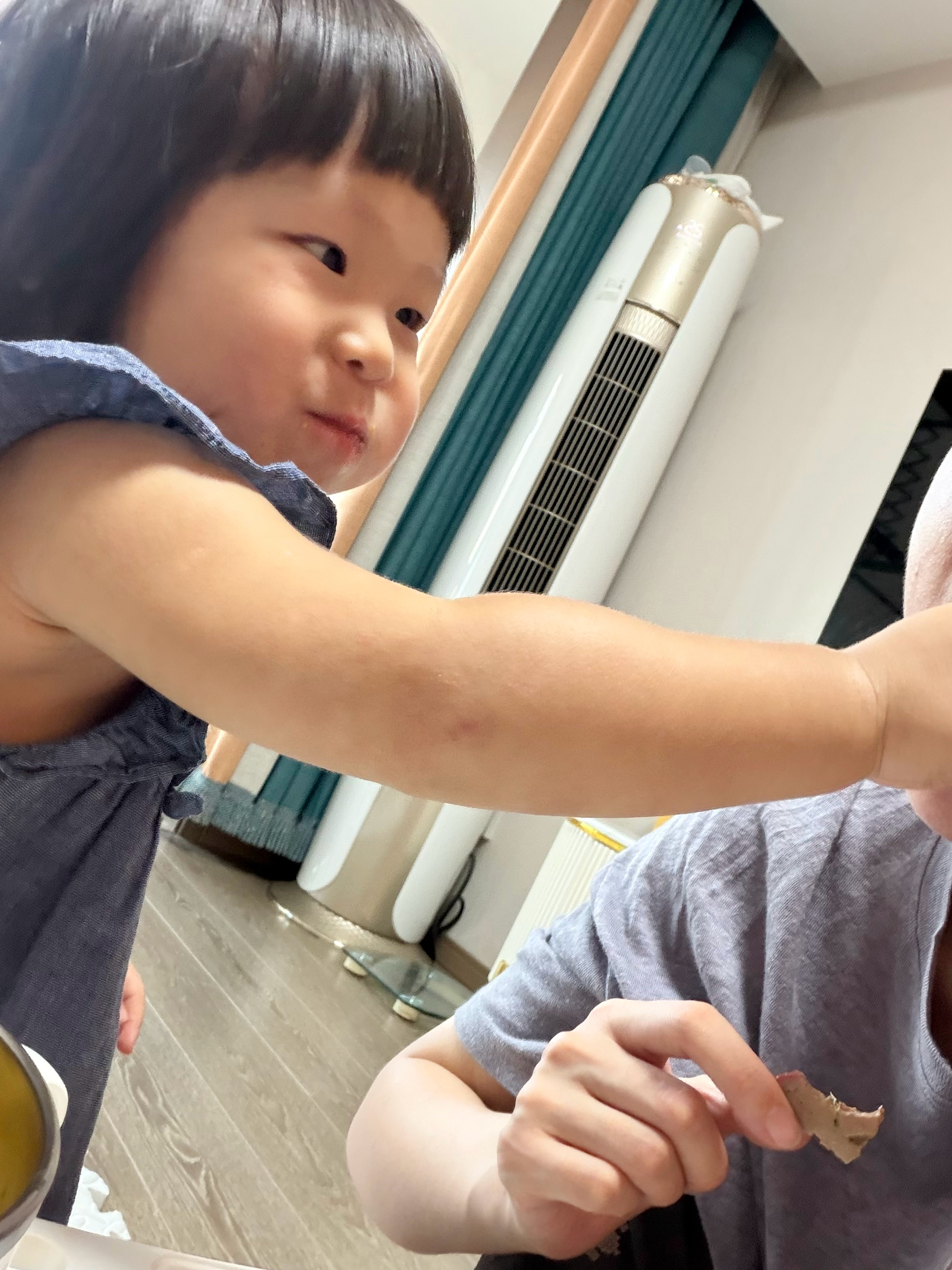 小满真的好贴心，每次吃东西都要喂我 