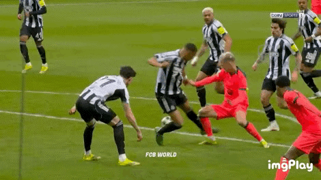 这球真没啥说的，判点球没有问题，奥尔莫等的就是你上脚这一下，只要碰到，倒地肯定是