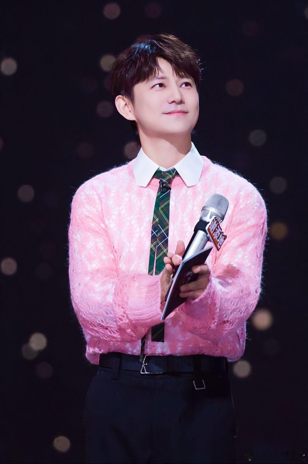 何炅居然第一次来亲爱的客栈何炅首度加盟《亲爱的客栈》飞行录制，打破过往综艺履历反