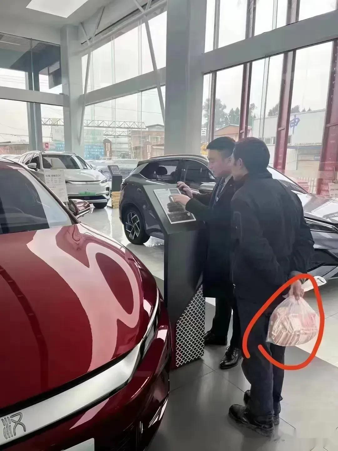 拎着一袋子现金买车[泣不成声]买个比亚迪汉也不要这么豪横吧[笑哭]真的是持币待购