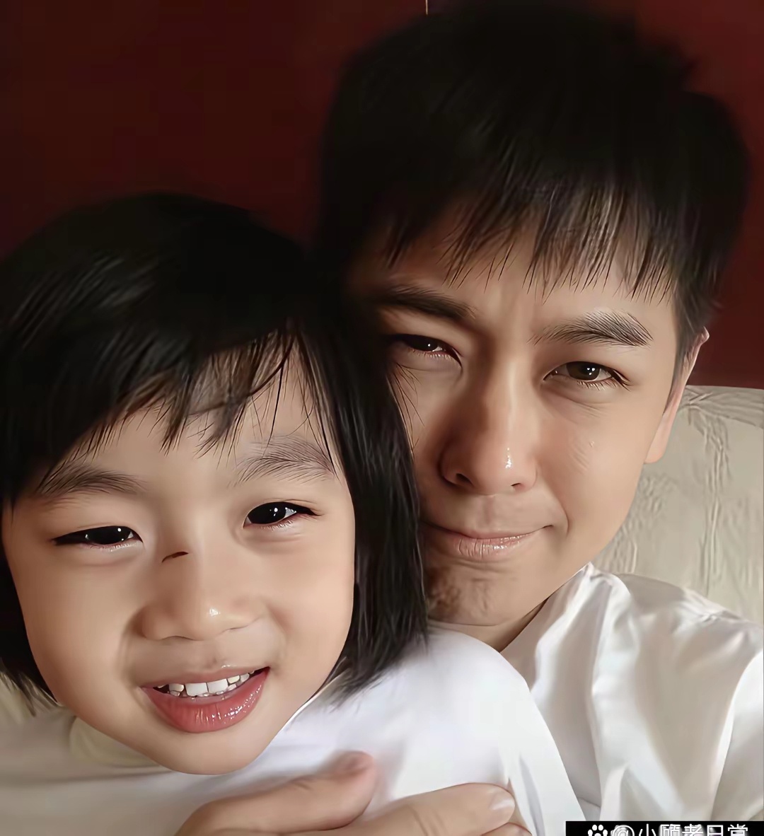 白瞎了林志颖这么好的基因啊，和他妈妈一模一样，大长脸大下巴，小时候明明和林志颖长