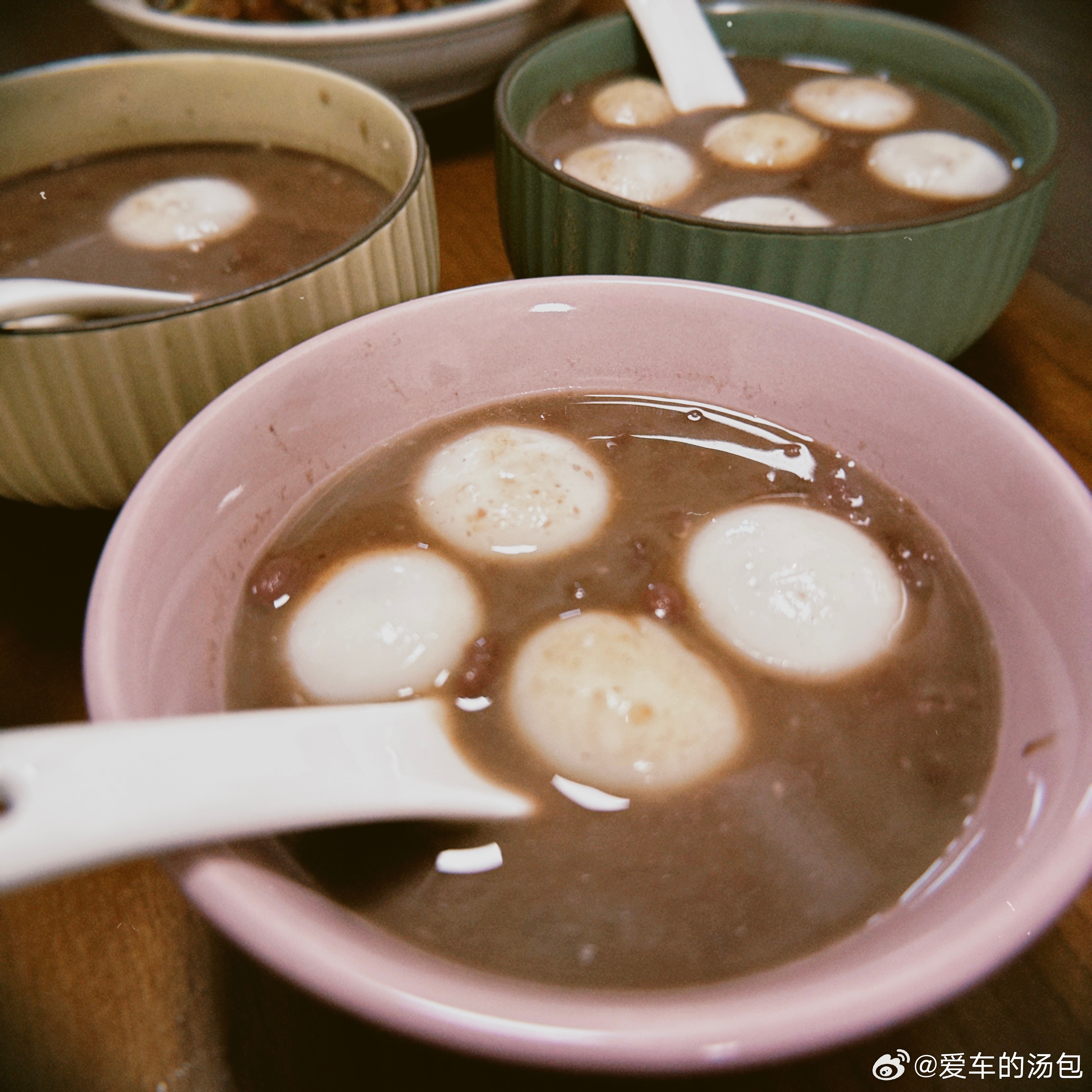 元宵节吃汤圆吗，汤圆煮开花，汤能当芝麻糊喝的那种红豆沙真不是我煮开花了，那是专门