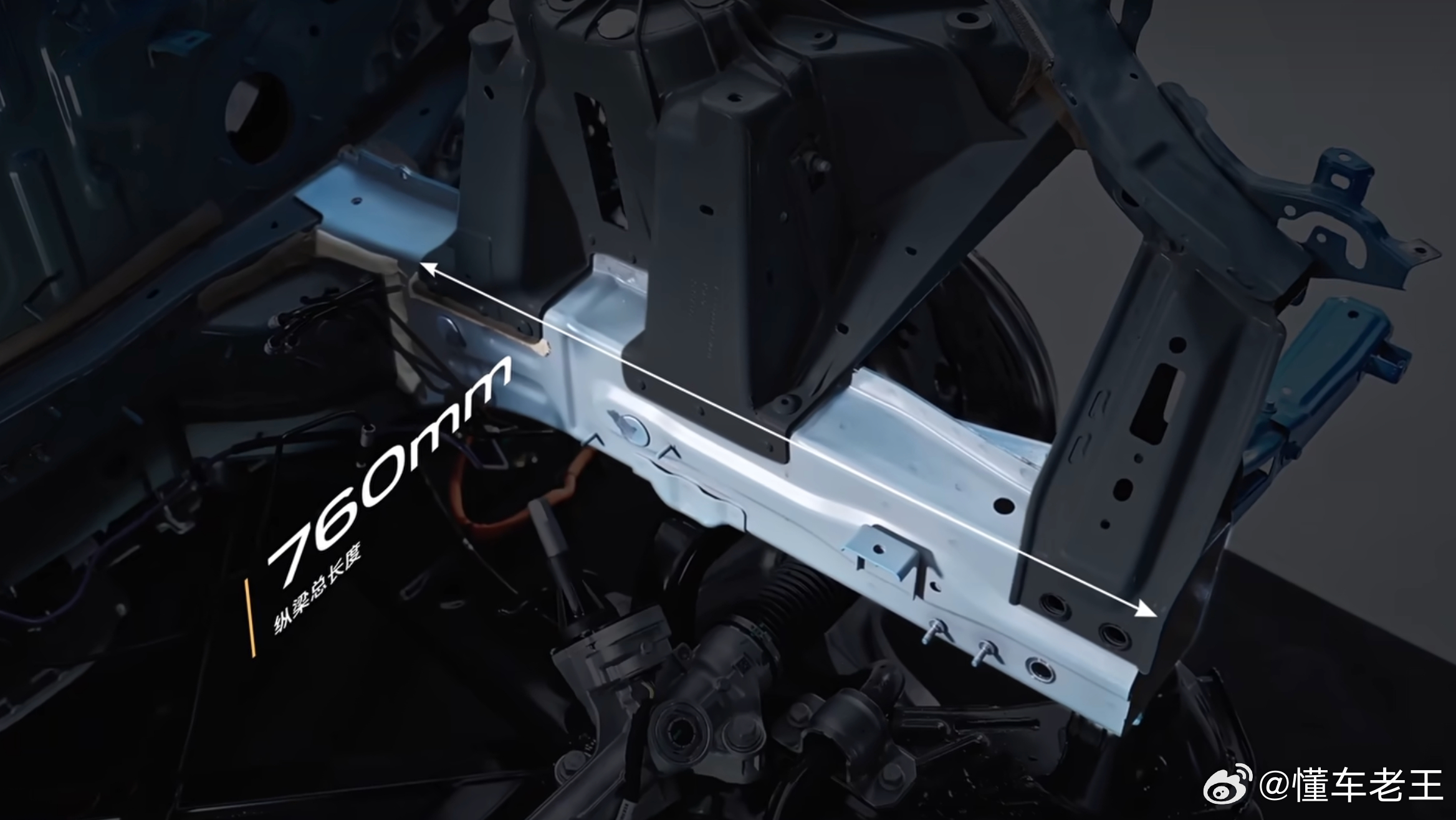 小米新一代SU7拆解视频的几张截图。 镜头拍的不错，参数细节上面图中给的很清晰了