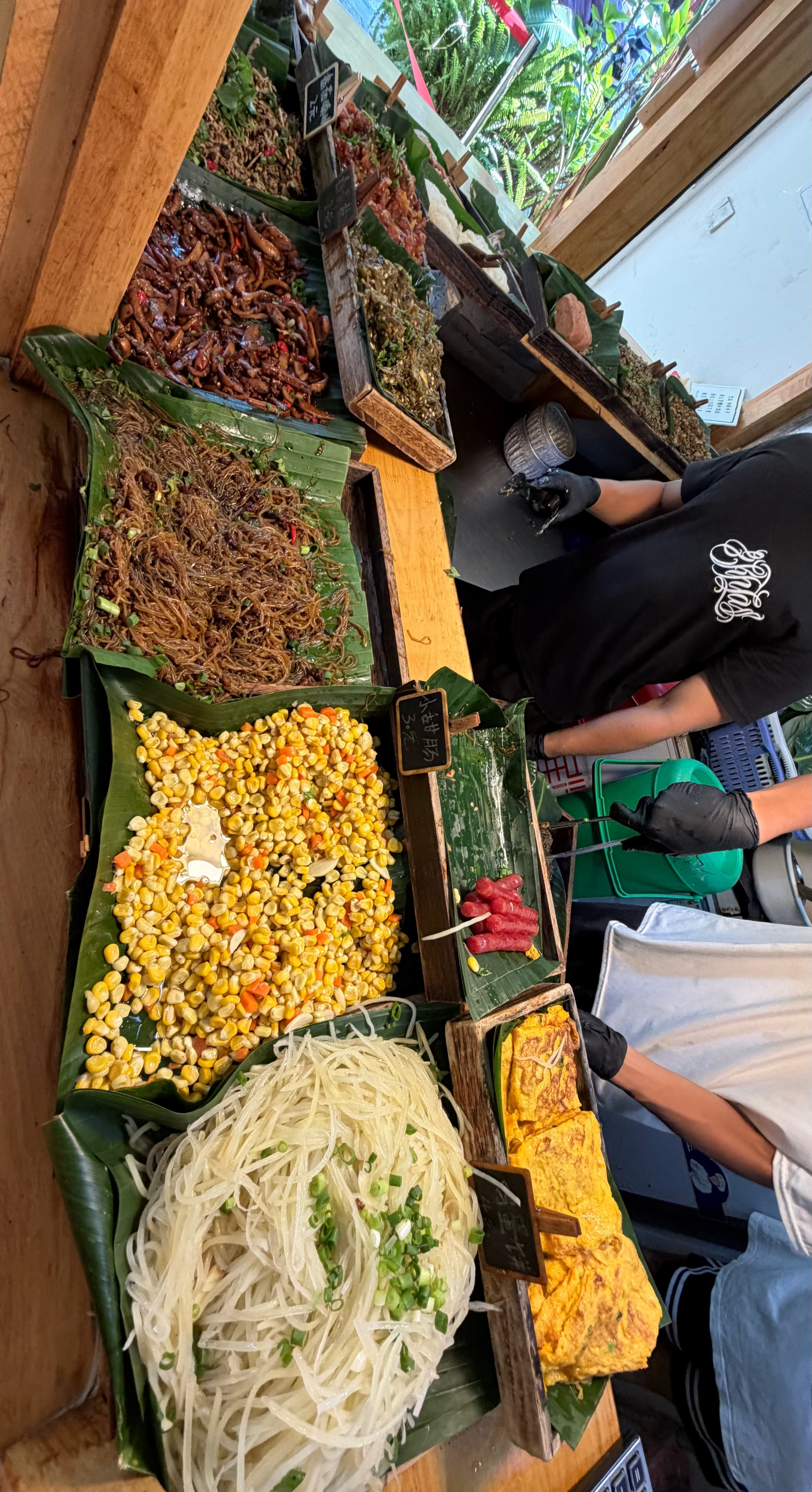 家中无粮还没采购，早餐来mamalao吃个老挝糯米饭：每样来一点：糯米饭、鸡翅、
