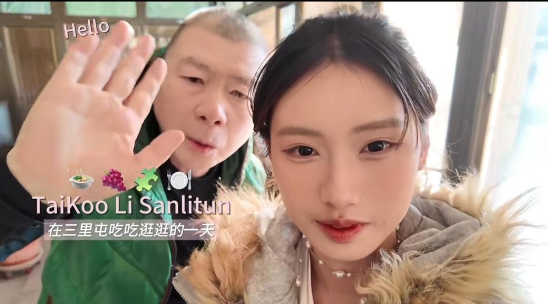 徐朵回国日常曝光！素颜出镜化妆分享，冯小刚意外露面太真实。

一早9点起床，徐朵